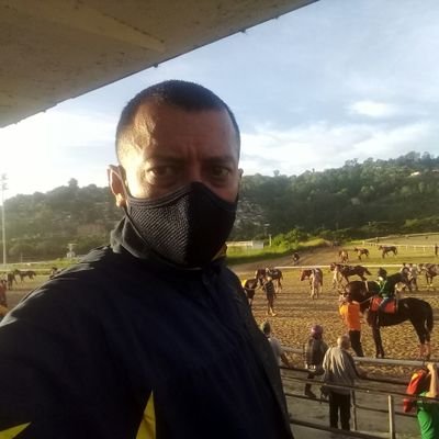 Ex traqueador de varias cuadras importantes en la Rinconada y ahora handicapper siempre uno -Dos COMPRUÉBALO