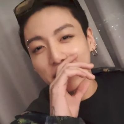 s/her
escritora e mãe de gatos tomando vitamina de morango ao som do bangtan
