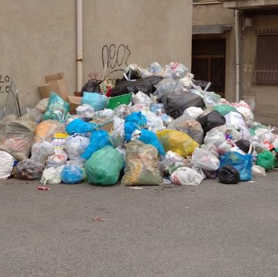 Documentazione fotografica disservizio raccolta spazzatura in vico Scardella, Reggio Calabria