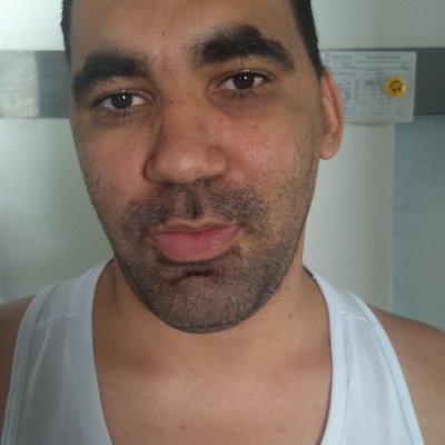 sou gleidson sou moreno cabelos pretos olhos castanhos alto 1,80 de altura 90 kg