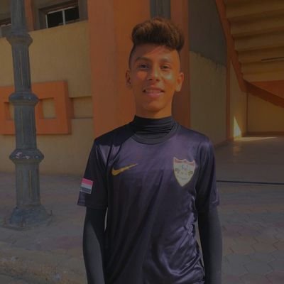 لعب كرة قدم
