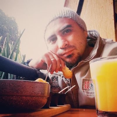 Me encanta la música, la ciencia y el mundo de los negocios y la manufactura.