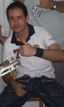 Sou Gaúcho,um cara super legal,simpatico,adoro sair,jogar futebol, fazer um churrasco e pagode com os amigos,Gremista de coração sou simplesmente eu valeu!!!!!