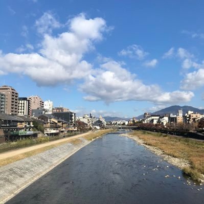 酒と肴の店「土と日」。 つちとひ、と読みます。2023年2月に河原町六条と七条のあいだあたりに移転しました。ほぼ毎日営業してまーす！！！ 18-24時、不定休。Twitter経由のメッセージは通知が来ないのでInstagramからお願いいたします！