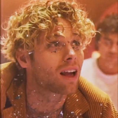 Luke/4 follows! //15.03.18// Calum replied! //21.06.18// 2/4 noticed