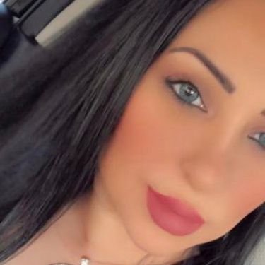 🌹 على رفقة الطيّب يسير الزمن قدام
أماري بـ طيبه وارفع الراس واردّد
سلامي على اللي ما تنكر مع الأيام
غـلاه ونبـاه وموقف الطِيب متجدّد!