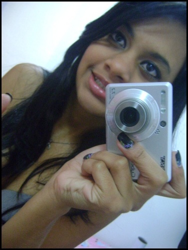 Aquela menina que sonha com os pés no chão(:
A menininha com jeitinho de boazinha,
com carinha de quietinha,
mas que não é bobinha .!