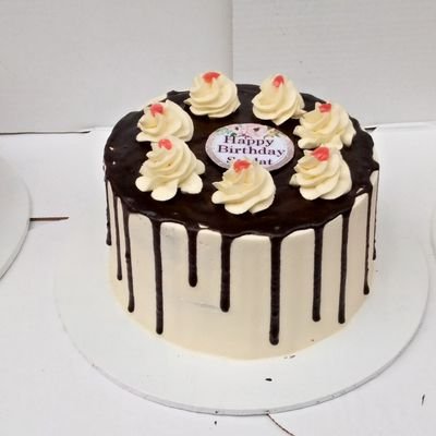 we bake wedding, introduction, anniversary, baby shower, graduation,and birthday cakes ,for as low as 60k located in kisasi. WhatsApp 0702414005 .we deliver.
