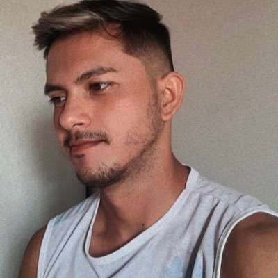 Esteticista, Cosmetologo e Massoterapeuta. igual o Naturo, talentoso, porém indisciplinado. Escorpiano desde 92.