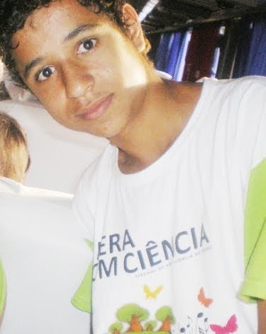 Tenho 16 anos, jogo futebol e futsal, amo minha família e amigos.