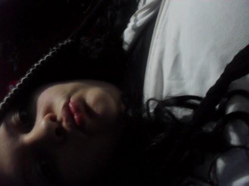 Aquariana , 17 anos , muito ciumenta , palhaça , chata , ignorante quer saber mais ? follow-me (;