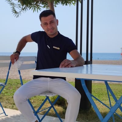 Herşey Düzelecek diye
bekliyorsun Ömrün geçiyor ..
