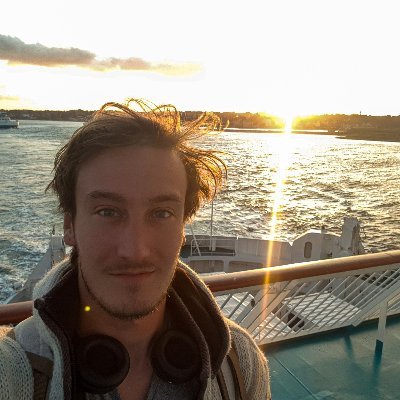 Master student in Marine Biology, currently working with reefscape genomics and coral reef ecology.
