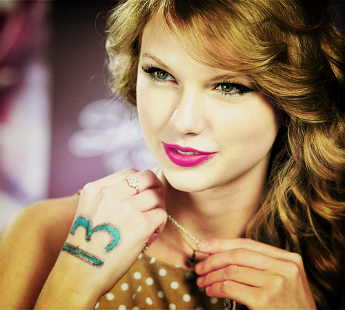 'If you're lucky enough to be different from everybody else, don't change.' - Taylor Swift

Stay F E A R L E S S ♥