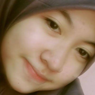 selalu ceria dimanapun
jangan nampak kan kesedihanmu
terhadap orang orang disekitarmu