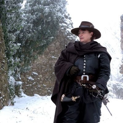 costume builder, leatherworker, cosplayer, location tourer/ photographer, love The Musketeers, MiddleEarth and History. Interested in costume projects+movies