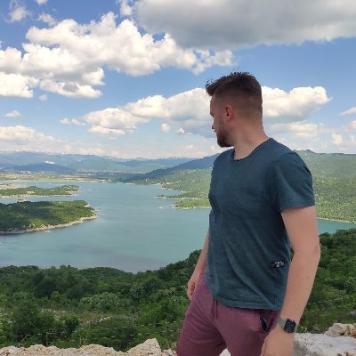 gobi122's profile picture. "...Chcę kłaść fundament, ci dalej w lament:
— Na Boga, nie tykaj gruszki! —
I płać ty, człeku, po całym wieku,
koszta rebelii Kościuszki…"