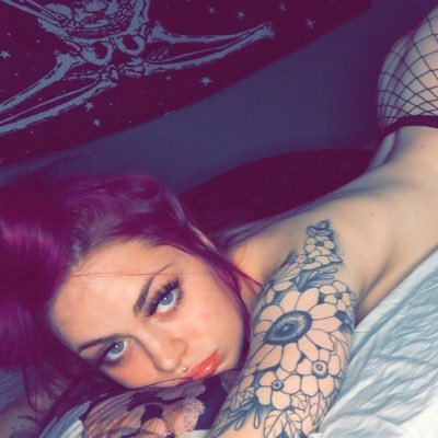 Adult content creator ✨Just living my best life ✨ — I REPLY TO ALL MESSAGES 😘 18+ fetish friendly