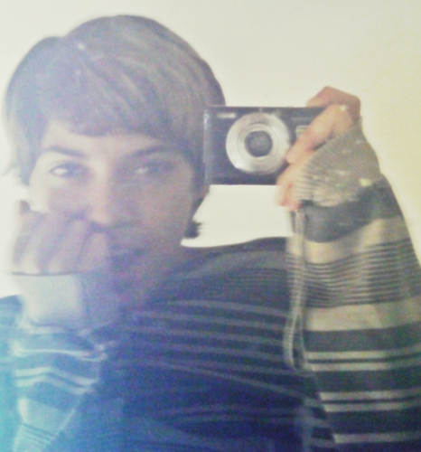 Oi, sou um menino amigo, feliz, e que estira o dedo pra quem não presta, sou amoroso, chato. eu amo twitter m. mãe e @ladygaga s2 eu vou te seduzir #rwar ;9