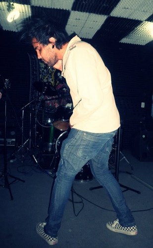 Vocalista da @bandalucinia, Promotor de eventos e piercer