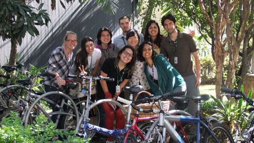Grupo de funcionários da Secretaria do Meio Ambiente e da Cetesb que se deslocam para o trabalho de bicicleta.