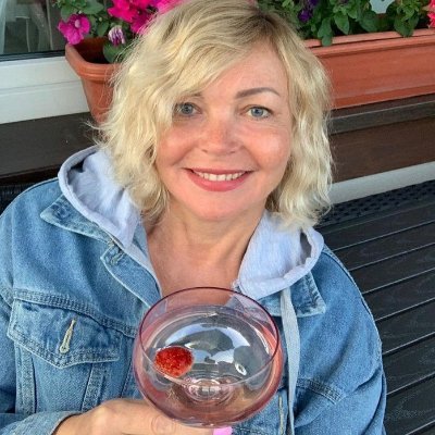 I'm Wendy 43 years old am a sculptress and i really love my job..