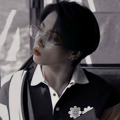 Prefiero ser un niño y jugar con aviones de papel....a jugar con el corazón de una mujer.
~Kim seok-Jin~🍀