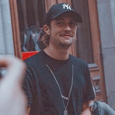 ycuxdisent's profile picture. ⠀ ⠀𝗉𝖺𝗉𝗂𝗅𝗅𝗈𝗇 𝖽𝖺𝗇𝗌 𝗅’𝖺𝗂𝗋, 𝗂𝗅𝗌 𝗈𝗇𝗍 𝖽𝗎 𝗊𝗎𝗂𝗍𝗍𝖾𝗋 𝗍𝗈𝗇 𝗏𝖾𝗇𝗍𝗋𝖾