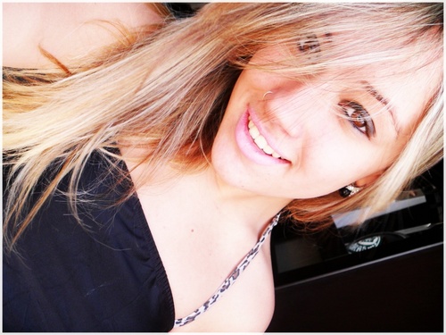 Quem me vê, me vê sorrindo, e vai ser sempre assim ♪