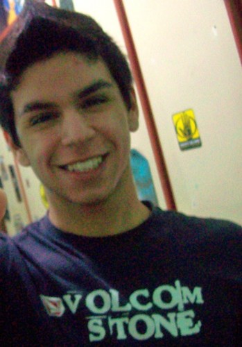 17 anos; Ariano; Apaixonado por Matemática e Física; e, atualmente estou me preparando para seguir a carreira de Engenheiro Mecânico..