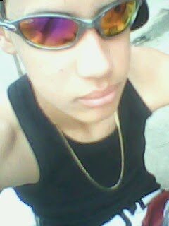 sou aquele q esta sempre a procura de novas amizades,sou um cara  sincero e as vezes digo o q penso :D
