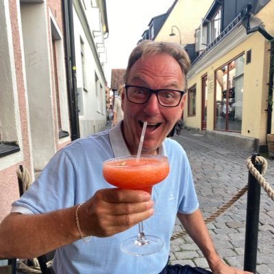 Fotboll, Trav & Hockeyfantast som följer Man United, HV & Bajen i ur och skur. Gillar att njuta av GT & Cuba Libre! Skulle behöva bättre tålamod ibland...
