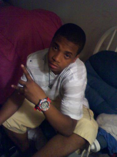 IM AN UP COMING ARISTEST.. I LOVE LIFE AND GOOD JOKES.. I HATE FAKE PEOPLE TWEET DONT HATE