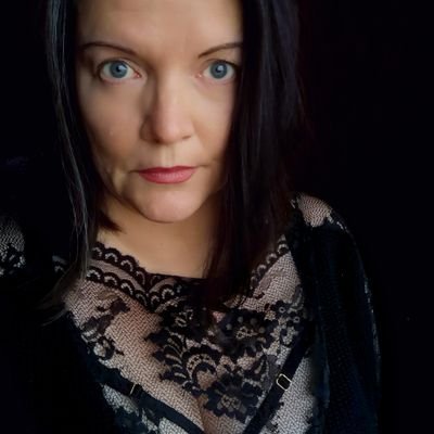 In Musik + Poesie verliebt, Sängerin bei Lichtscheu, Moderatorin bei Radio Dunkle Welle und Melodic Radio