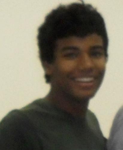 17 anos, moreno, 1,88m, malhado, ator e cantor, também já fui um dos colírios da capricho e atleta. Hoje faço peças teatrais por todo o Brasil e no exterior.