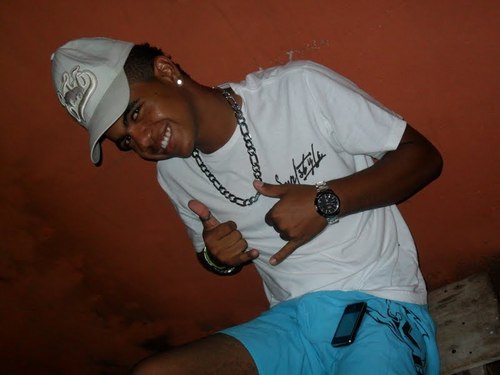 Vocês riem de mim por eu ser diferente, e eu rio de vocês por serem todos iguais (Bob Marley)