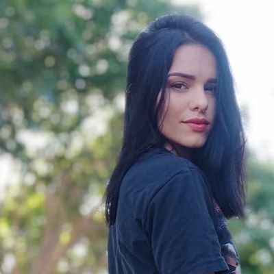 Sou amiga de um monstro que vive debaixo da minha cama ...🎧🖤
