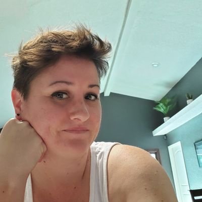 🏃♀️A walking contradiction. The jock ⚽️🏈🥊, the nerd📖📚 and bi🏳️🌈. It's awesome. Talk nerdy to me.