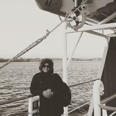 Investigadora en Psicolingüística, antropóloga, violinista, escritora, mamá y eterna aprendiz.