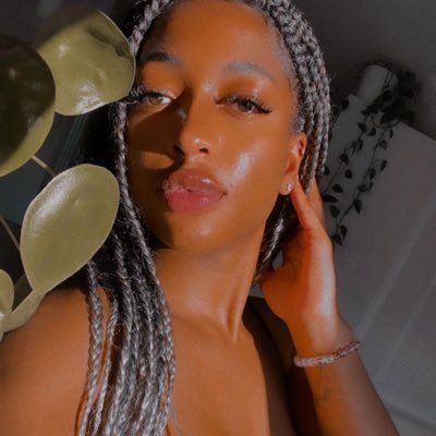 BeccaxBee's profile picture. 