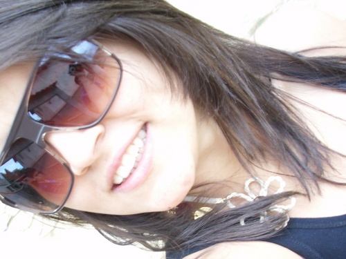 Ela sorri bonito,e deixa os outros querendo descobrir qual é o segredo que a faz ser tão feliz..'