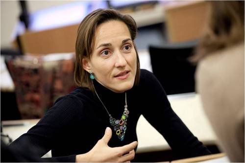 1a_Oana's profile picture. Passionate about tech as a source for good, which brings knowledge to people and drives action at scale