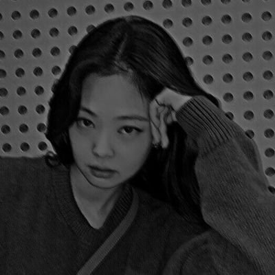 The look in her eyes is always so 𝗱𝗿𝗲𝗮𝗺𝘆. Her beauty defined the word itself. Called as the human chanel : 𝐉𝐞𝐧𝐧𝐢𝐞.