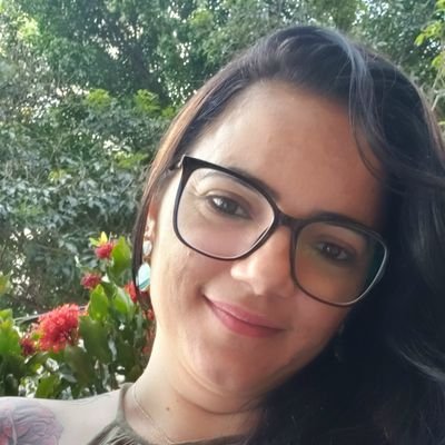 Sou uma fotógrafa apaixonada pelo o que faço, expresso minha arte através das fotografias que faço! A cada click, memórias são eternizadas!