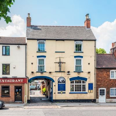 Real ale pub at the south end of Lincoln high street. welcoming, local, good atmosphere for everyone to enjoy, dog friendly. HOME & AWAY fans pub #uti 🔴⚪