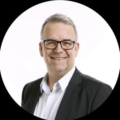 Helsingin varavaltuutettu, kulttuuri- ja vapaa-aikalautakunnan jäsen, tarkastuslautakunnan varajäsen, VTM (taloustiede), talous- ja arvoliberaali.