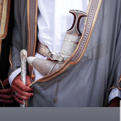 يُحيطُ بنا الجٙمالُ بكُل شكل فنُهمِلهُ ويٙشغلنا القبيحُ ..
