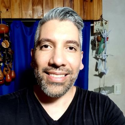 Biografía: Cuando concluya de escribirla con mis pasos, tal vez alguien más la redacte por mí... Tal vez sea yo mismo, pero mirando desde lejos...