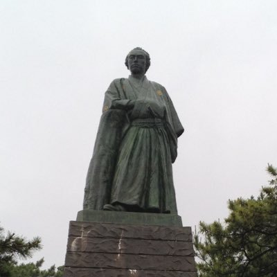 41歳|元介護士(19年勤務)→独立して小さな法人経営|妻と子ども3人の5人家族👨👩👧👦 投資歴21年|準富裕層|年間配当200万円💰 『薄給介護士でも資産形成は可能』を実証中 |旅と鉄道好き🚃|大学で社会福祉×金融教育の非常勤講師 |フォローお気軽に😊
