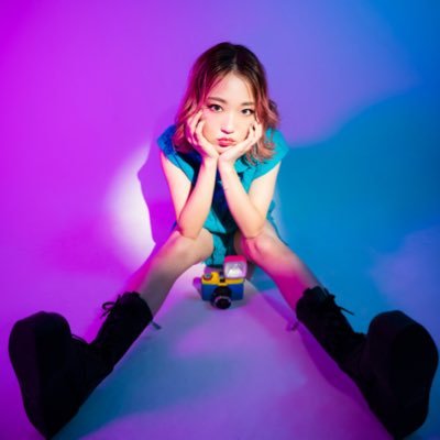 インターナショナルシンガーSHIONです♪ 14歳で作詞作曲した曲がカラオケで配信中✨17歳でLINELIVE優勝しケツメイシ大蔵とプロデューサーYANAGIMANに楽曲提供した『LIFE IS A GAME』が世界185ヵ国で配信中 色んな方との繋がり、出会いを大切にして頑張ります💜 有名になるぞ〜✌🏻